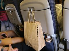 大阪国際空港（伊丹空港）を珍しく利用しました。
記憶が定かではありませんが・・・、確か飛行機とホテルとレンタカーがセットになったやつで行きました。
ANA７６１便　伊丹を朝７時４０分発です。夏場だけ運行の臨時便で、通路を挟んで３列づつの小型機でした。

スタバで朝食を買って持ち込みました。
