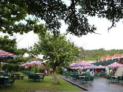 恩納村は先ほどまで雨が降っていたようです。

ルネッサンスリゾートオキナワをブラブラ・・・。