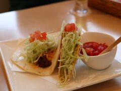 小腹がすいたので、近くにあったタコス屋でタコスを・・・。