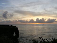 夕日を見に万座毛へ・・・。
「象の鼻」・・・。