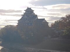 月見橋上からの岡山城｡逆光だったのでイマイチ｡