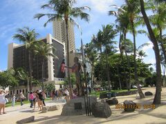 Duke Kahanamoku Statue

以前は一時的に像の前の街路灯の上にカメラがあり、ネットで以前は見れた。