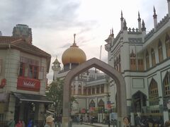    金色の玉ねぎ頭
シンガポール最大のモスク。イスラム信者の男性が身を清めていました。