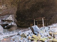 
天岩戸神社西本宮から岩戸川に沿って徒歩で約10分、天照大神（アマテラスオオミカミ）が岩戸に隠れた時、天地暗黒となり八百万（やおよろず）の神がこの河原に集まり神議されたと伝えられる大洞窟。