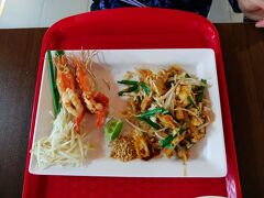 スワンナプーム国際空港で食べたパッタイ(と書いてあった様な気がする)、もりつける前のパッタイの材料をそれぞれ並べた感じのものですが大変おいしかったです。
この後バンコクエアウェーズの例の誰でもはいれるラウンジに行きましたがあまり時間がなくてゆっくりはできませんでした。