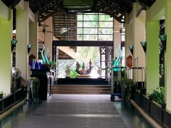 デュシタニラグーナプーケットに到着です、デュシタニらしい雰囲気の作りです。
(写真は翌日とったものです)