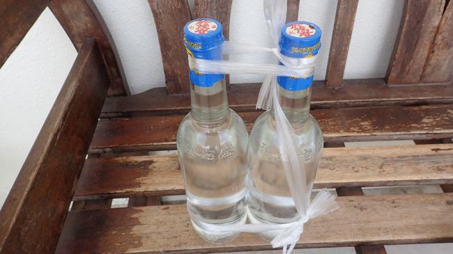 お昼過ぎのダイビングは30ｍの深さに<br />泡盛を沈めに行くツアー(笑)<br />近くの高峰酒造へおもとを買いに行って<br />海に沈められるようにラベルを貼らない瓶をひもで縛ってもらいます