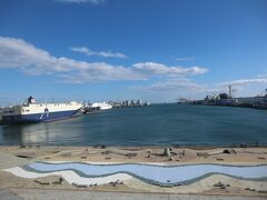 展望台から仙台港が一望です。
下は海釣り公園になっていて市民の憩いの場になっています。