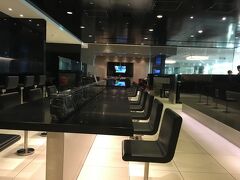 ６時２５分になってANAチェックインカウンターがオープンしました。今回はビジネスクラスを利用します。しかし、スターアライアンスのゴールドステータス以上でなければ、空港検査場は一般と同じなのですね。成田空港は特別なレーンでしたが、羽田はまだまだだと思います。といっても朝早いのですぐに終わりました。さすがは日本です。出国手続きも自動レーンを使いました。そしてゆっくりANAラウンジを使わせてもらいます。羽田空港国際線は、初めてです。楽しみです。