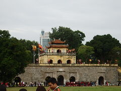 まずは世界遺産タンロン遺跡です。卒業を控えた大学生たちがいっぱい記念写真を撮りに来ていました。