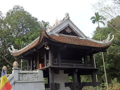 一本の柱でできている一柱寺に来ました。私たちは、寺院や教会等は全く興味はありませんが....... 海さんが観光している私たちにマンゴを食べさせてくれました。