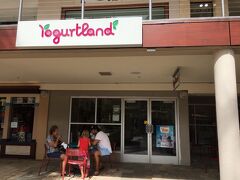 ホテル１階のカフェのパンも飽きたのでホエラーズビレッジへ

ホエラーズビレッジの１階にあるYogurtland(ヨーグルトランド)へ行きました。
昨日行ったアイランドビンテージカフェの目の前です。
