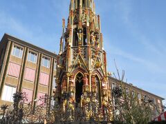 Schöner Brunnen（美しの泉）

修復が完了し10年前と比べるとかなり色鮮やかになっていました。今回こそは三回まわすと願い事が叶うと言われている黄金のリングを…と思いましたが、やっぱり届きませんでした。高い…。