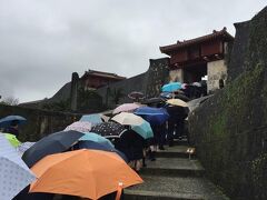 沖縄は小雨でした。

そして雨の中の首里城の見学　ここにはたくさん他の学生も来ていました。
修学旅行のシーズンですからね。。。

皆さん、傘の用意をちゃんとしているから心配なしですが、私は馬鹿だー　スーツケースに入れちゃってたからそれを出すことからスタート。

ま、持参しないという選択はなくて良かったです。