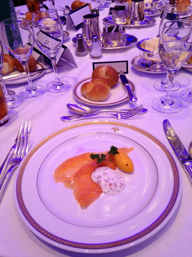 食前酒はスパークリングワイン。シャンパンでも、良いのにな。