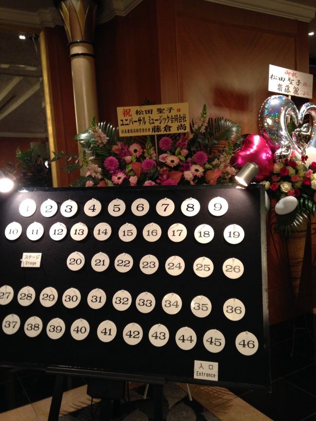 こんなにたくさんのテーブルでナマ聖子ちゃんは遠かった(^^;;