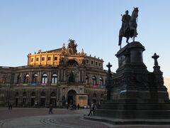 Semperoper（ゼンパー・オーパー / ドレスデン国立歌劇場）

写真手前の騎馬像は、第2のゼンパーオーパー建築依頼主であるザクセン王ヨハン像。ワーグナーの「タンホイザー」が初演されたことでも有名です。