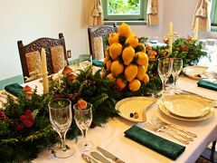西洋館1軒目のブラフ18番館の装飾のモチーフは、イタリア。

モミの木の葉の濃い緑色に映えるレモン・イエロー。
太陽の国イタリアを象徴するかのような鮮やかな黄色のレモンが食卓を飾っていた。

