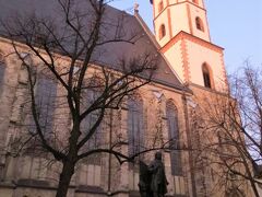 Thomaskirche（トーマス教会）

バッハが眠る教会です。バッハは、1723年から死を迎える1750年まで市の音楽活動を統括するトーマス教会音楽監督（トーマスカントル）を務めていました。

死後ヨハネ教会に葬られましたが、第二次世界大戦で同教会が破壊されたため、1950年にバッハのお墓はトーマス教会に移されました。
