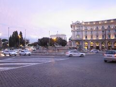 ここからローマ観光。
共和国広場。
ここでヘップバーンがトラックから抜け出した。