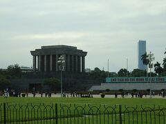 ツアーガイドの海さん言うには、残念ながらホーチミン廟は現在閉まっていて、中に入れないので外から見るだけだということで、早くホテルにチェックインして欲しかったので良かったです。