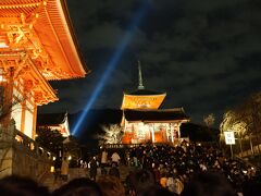 京都大神宮参拝の後、四条河原町からバスに乗り清水寺に向かったのですが、一日観光客少なめのところを参拝したていたので、この時期の京都の混雑を忘れていました・・・。
大渋滞のすえ人波にもまれ清水寺に到着したのは6時少し前でした。