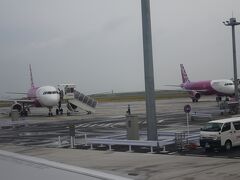 急遽決まった石垣島旅行の始まりです。

関空朝７時１０分発のピーチです。

出発４日前に取ったピーチのチケットは有料の座席指定なしでしたが、早めにチェックインしたからか、４人並びで取れました。私は窓際ゲット。