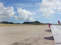 新石垣空港に到着。のどかな空港です。

大阪はどんより曇り空でしたが、石垣島は晴天でした。