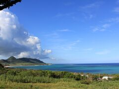 宿泊先のペンションの近くにあった玉取崎展望台からの眺め・・・。

太平洋です。

チェックインしたら、夕ご飯を食べに再び街へ・・・。ペンション周辺にも食堂、レストラン等何もなかったので・・・。

石垣島を走り回った初日終了です。