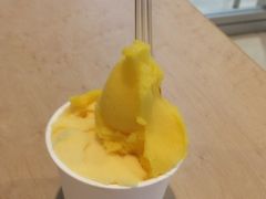 まずは「ミルミル本舗」でアイスを。

マンゴーアイスはやはり美味しいですね。
