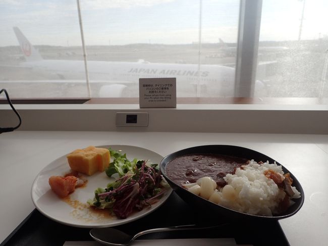 伊丹空港から成田行きの便は１日に２便しかなく、いつもの３００２便は８：００出発。<br />伊丹空港にその時間に電車で行くには、ほぼ始発に乗らないと間に合わない。<br />車で行くなら、もっとゆっくりでいいのだけれど、今回は復路は関空になるので、電車で行く。<br />この３００２便は国際線仕様の機材なので、ビジネスクラスがＪクラスとなっている。クラスＪクーポンが何故か枚もあるので、アップグレードした。<br />勿論ラウンジでしっかり食べる。<br />今回はエコノミーなので、食べ過ぎても大丈夫。