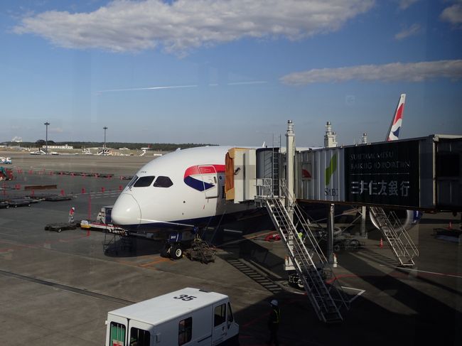 今回はＢＡとのコードシェアー、Ｂ７８７。<br />ＪＡＬだとエコノミーは２－４－２の８列だけど、ＢＡは３－３－３の９列仕様。<br />アラブ系の機材と同じく狭い。<br />でもね、３席ゲットできれば問題はないけどね。