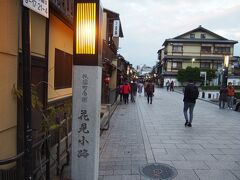 花見小路へ。
中心部に行くにつれて、ものすごい人でした。
外国人はここが一番多かった印象。車も通るので、まっすぐ歩くのもちょっと大変です。