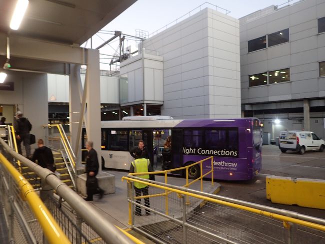 ＢＡ００６便は　第５ターミナルの到着。<br />次のリスボン行きは第３ターミナル。<br />イギリスで一旦イミグレーションを受けて移動かなと思ってたけど、入国しないままで、ターミナル間の移動もできた。<br />パープルラインを辿れば行けるって。