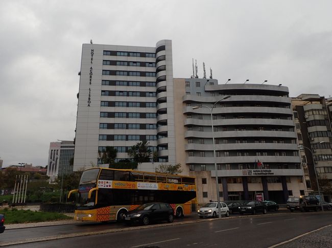 リスボン空港に着いたのは、すでに２３時を回っている。<br />もう少し早い時間帯なら地下鉄で行けるだろうけど・・・<br />インフォメーションの女性にホテルまでどのようにすればいいかって尋ねてみたら、ここでクーポンを切れば２３．５ユーロだけど、ターミナルのタクシーを使えば１５ユーロぐらいで行けると思うわ。ちゃんとメーターを見ててねって！<br /><br />タクシーがホテルに着いたと思ったとたん、ドライバーはメーターの指示を消して、違う数字を示した。<br />先まで、１０ユーロ台だったのに！<br />これだな、メーターをちゃんと見ててね、ってのは。<br />２３．４ユーロってところが、ボルにしてはカワイイかな？<br />