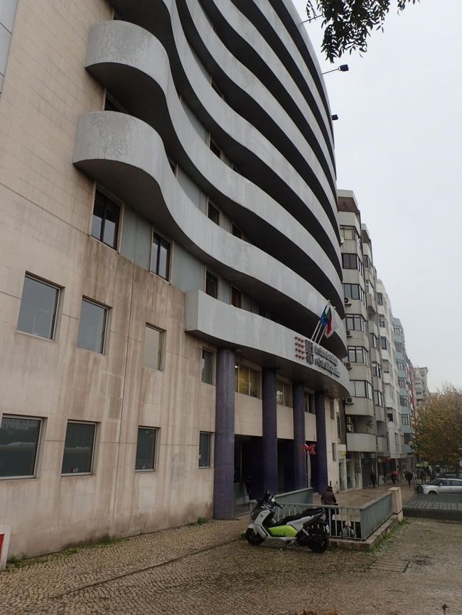 さぁ　出かけようとプラザ・デ・エスパーニュアの地下鉄の駅を尋ねると、何と目の前！<br />これなら、どんな時間だって地下鉄で来れたのにね。