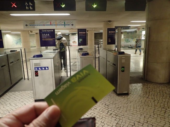 ラッキー！<br />と喜んで改札へ。<br />友人窓口も有るじゃないか。<br />ガイドブックによると、まずカードを購入して、後は必要に応じてチャージすればいいってことになってる。<br />駅員さんに、カードとともに1日券の分をチャージしてくれるように頼んだが、ここではできない、他へ行けって。<br />そう言われても・・・<br />他のこの駅の入場口を探すが見当たらず、仕方なく一駅歩く羽目に。<br />で、これが万能カード。これさえ持ってれば、メトロだけじゃなくって、トラムも、バスも、ケーブルカーだって乗れちゃうのだ！<br />因みに、カード代金0.5ユーロ、1日乗り放題は6ユーロ。<br />1日ってのは日付をまたいでも24時間ＯＫ