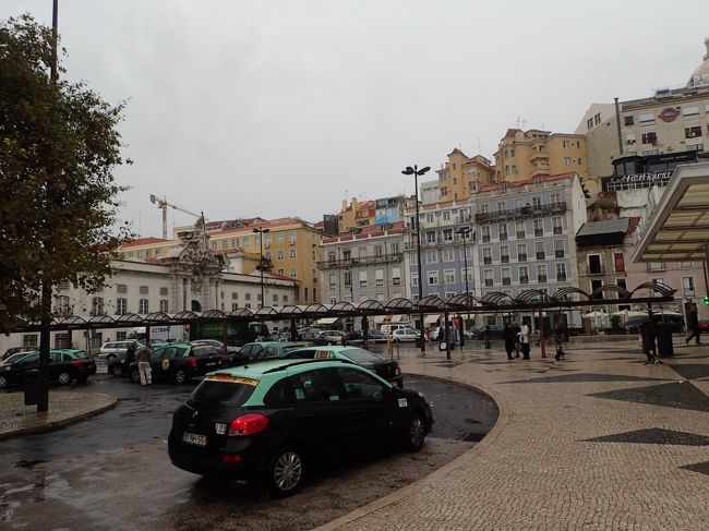 駅前のロータリーも、おぅ　ヨーロッパに来たなぁ～って雰囲気。<br />ところが、シトシトと雨が降って来てる。