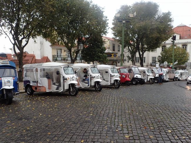 何じゃこりゃ！<br />と思ったら、観光地のカテドラルの前なんだ。<br />表紙のトラムの走ってくる写真を撮った。