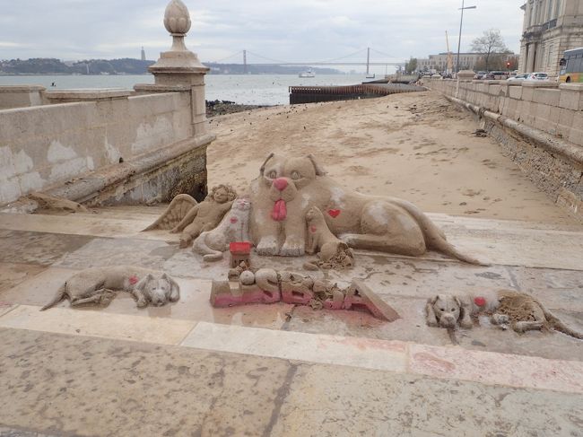 サンドアートも雨に打たれて・・・
