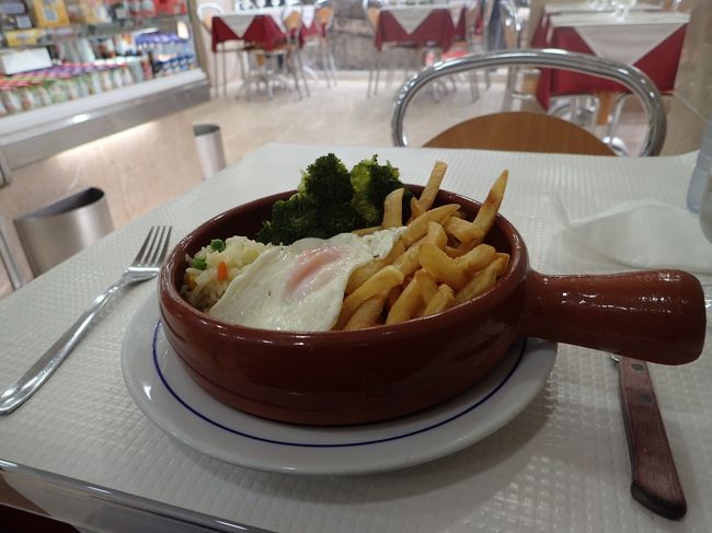 歩き疲れてお腹も減ったので、道端の飯屋に入ってみる。<br />ご飯も有るし、ポテトも食べなれた味わい・・・<br />食べすすむと