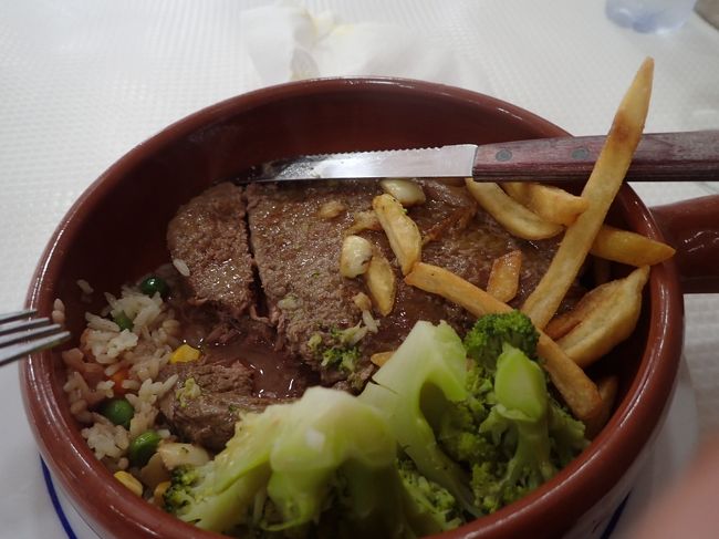 中には特大のお肉が。<br />食べきれずに残してしまいました。<br />ゴメンナサイ。