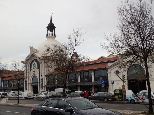 写真の建物はリベイラ市場、後日紹介します。<br />ここはカイス・ド・ソドレ。結局、メトロの駅で3駅以上歩いたことになります。<br />