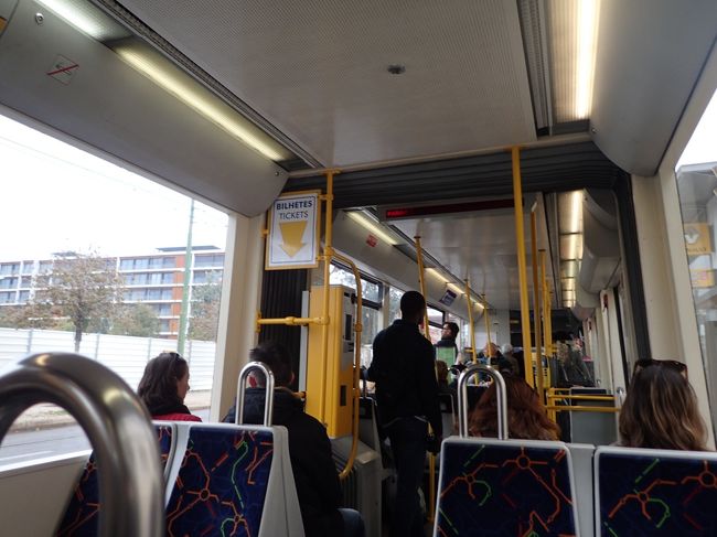 もうこれ以上歩くのはしんどいので、ここからトラムに乗ることに。<br />やって来たトラムは残念ながら新型の物でした。<br />トラムも先ほどのカードで乗ることができます。