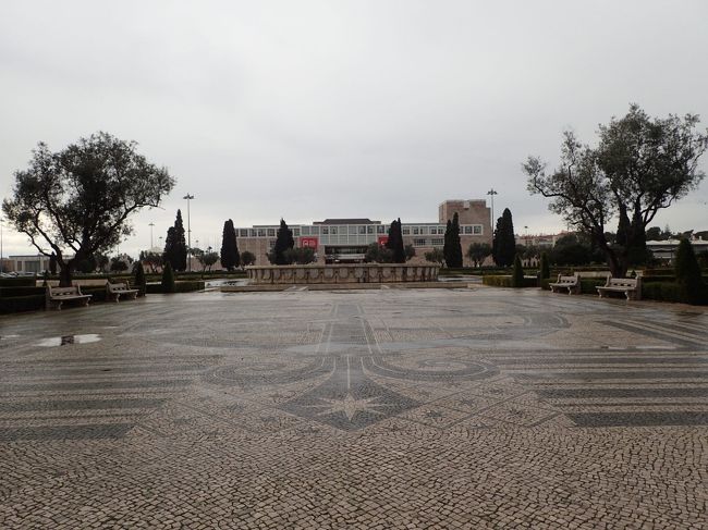 このまま真直ぐ海の方に進むと、発見のモニュメントがあるはず。<br />