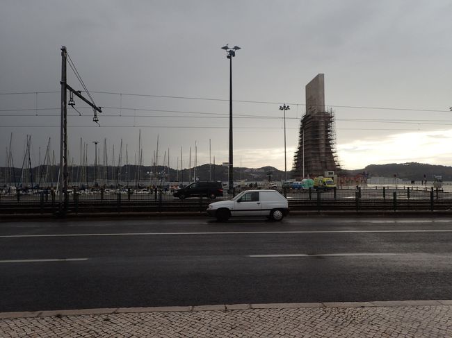 ところが、線路が行く手を阻み、どうしようと・・・<br />有った！　地下道発見！　だから発見のモニュメント！