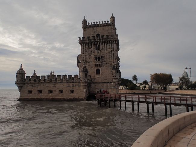 次に向かったのはベレンの塔。<br />海沿いを歩いたら、途中マリーナが有り、迂回をしなければなりませんでした。
