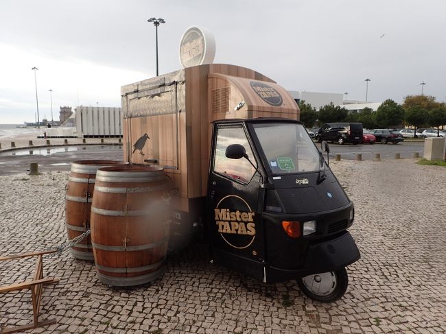 チョット横道に逸れて、可愛いツゥクツクの変身振りをご覧ください。