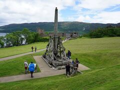 アーカート城(Urquhart Castle)に到着。この城はネス湖の畔に建てらました。対岸から城を眺めるのも一興と思い、対岸の道路をインバネスまで走りましたが、生憎の雨であまり見えませんでした。到着した時は、雨が上がり、見物可能でした。
写真は投石器です。