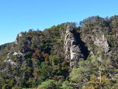 昇仙峡へ登る途中の風景
切り立った岩盤がむき出しの光景に
気持ちも高まります♪